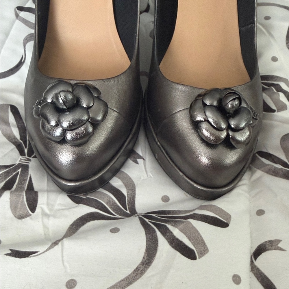 CHANEL Metallic Camellia Platform Pumps - Gunmetal - Picture 9 of 13